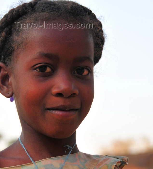 madagascar276: Bekopaka, Antsalova district, Melaky region, Mahajanga province, Madagascar: Sakalava girl - photo by M.Torres - (c) Travel-Images.com - Stock Photography agency - Image Bank