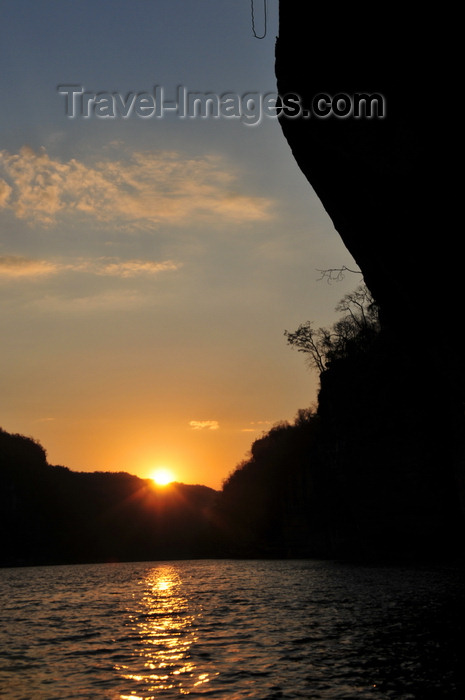 madagascar278: Antsalova district, Melaky region, Mahajanga province, Madagascar: Manambolo River - warm colours of sunrise - photo by M.Torres - (c) Travel-Images.com - Stock Photography agency - Image Bank