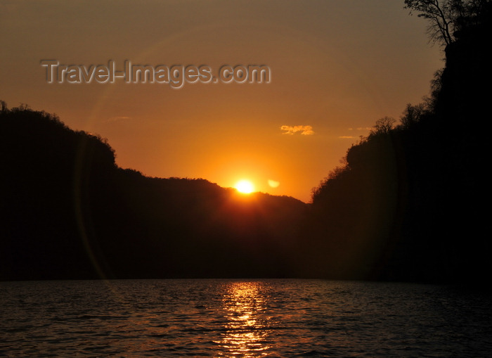 madagascar279: Antsalova district, Melaky region, Mahajanga province, Madagascar: Manambolo River - looking upstram at sunrise - the river originates in the 'Haut plateau' - photo by M.Torres - (c) Travel-Images.com - Stock Photography agency - Image Bank