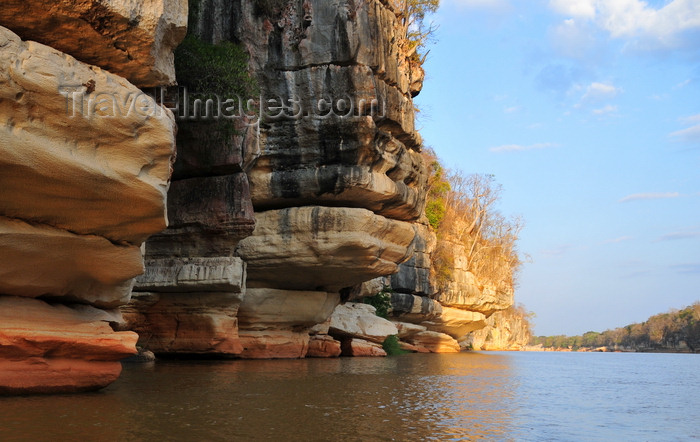 madagascar281: Antsalova district, Melaky region, Mahajanga province, Madagascar: Manambolo River - eroded sandstone cliffs along the river gorge - photo by M.Torres - (c) Travel-Images.com - Stock Photography agency - Image Bank