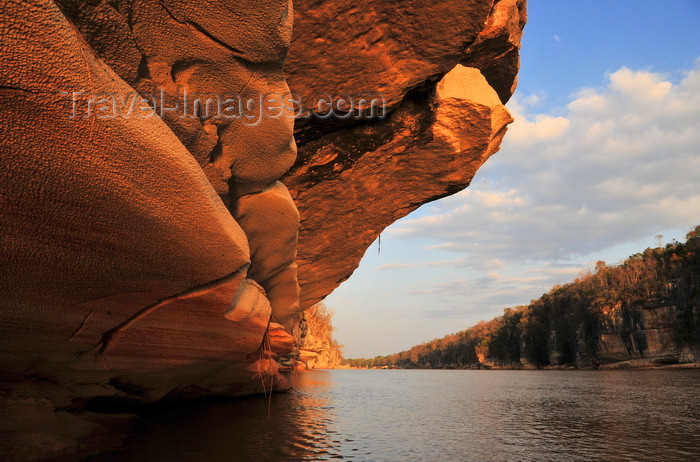 madagascar282: Antsalova district, Melaky region, Mahajanga province, Madagascar: Manambolo River - under colorful sandstone cliffs - photo by M.Torres - (c) Travel-Images.com - Stock Photography agency - Image Bank