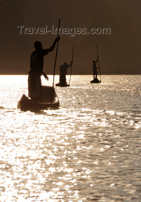 madagascar283: Antsalova district, Melaky region, Mahajanga province, Madagascar: Manambolo River - men in canoes - silhouettes at sunrise - photo by M.Torres - (c) Travel-Images.com - Stock Photography agency - Image Bank