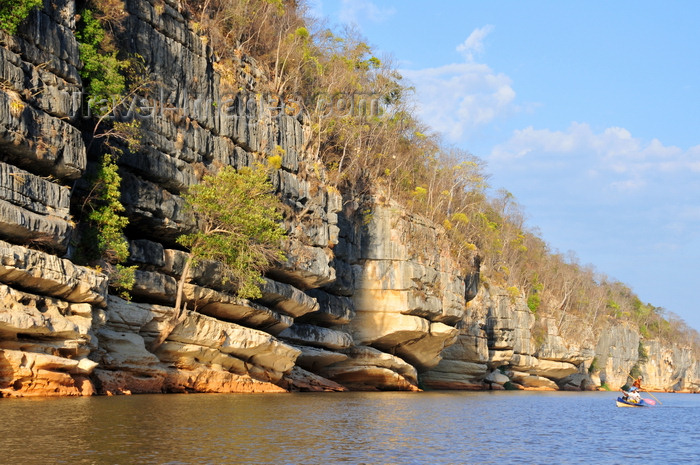 madagascar286: Antsalova district, Melaky region, Mahajanga province, Madagascar: Manambolo River - cliffs and vegetation along the gorge - photo by M.Torres - (c) Travel-Images.com - Stock Photography agency - Image Bank