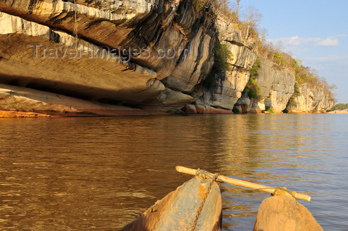 madagascar289: Antsalova district, Melaky region, Mahajanga province, Madagascar: Manambolo River - cliffs and tress along the ridgeline - photo by M.Torres - (c) Travel-Images.com - Stock Photography agency - Image Bank