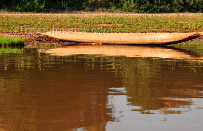 madagascar294: Antsalova district, Melaky region, Mahajanga province, Madagascar: dugout canoe reflected on the Manambolo River - photo by M.Torres - (c) Travel-Images.com - Stock Photography agency - Image Bank