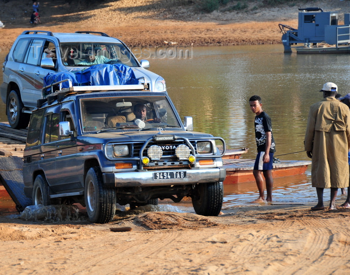 madagascar297: Bekopaka, Antsalova district, Melaky region, Mahajanga province, Madagascar: 4WDs reach the south bank of the Manambolo River - ferry - photo by M.Torres - (c) Travel-Images.com - Stock Photography agency - Image Bank