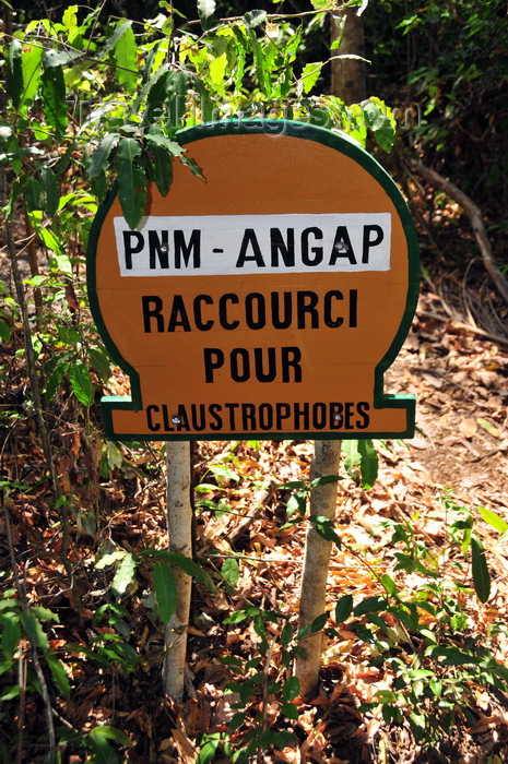 madagascar320: Tsingy de Bemaraha National Park, Mahajanga province, Madagascar: shortcut for those with claustrophobia - UNESCO World Heritage Site - photo by M.Torres - (c) Travel-Images.com - Stock Photography agency - Image Bank