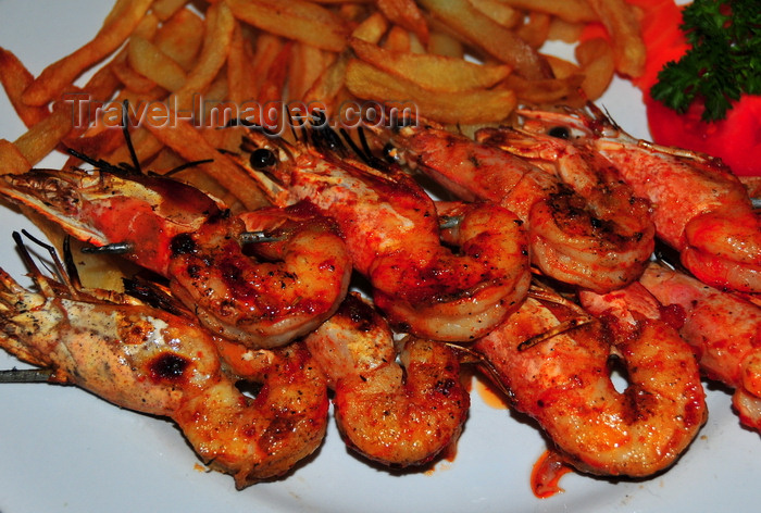 madagascar328: Antananarivo / Tananarive / Tana - Analamanga region, Madagascar: prawn brochette - Malagasy cuisine at Hotel Sakamanga, Rue Ratiannarivo - camarons - photo by M.Torres - (c) Travel-Images.com - Stock Photography agency - Image Bank