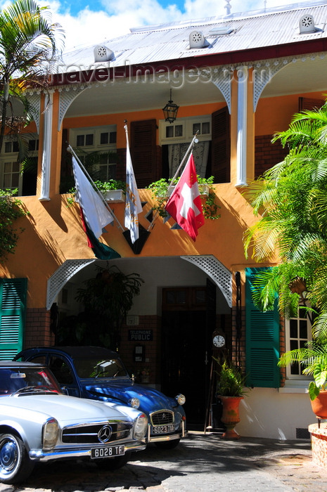 madagascar332: Antananarivo / Tananarive / Tana - Analamanga region, Madagascar: classical Mercedes-Benz and Citroën 2CV at Hôtel restaurant la Varangue - rue Printsy Ratsimamanga - vintage cars - Antaninarenina - Ambotsirohitra - photo by M.Torres - (c) Travel-Images.com - Stock Photography agency - Image Bank