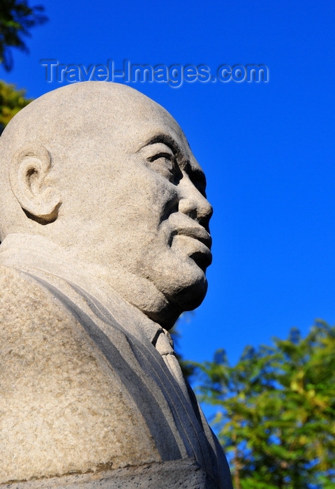 madagascar346: Antananarivo / Tananarive / Tana - Analamanga region, Madagascar: bust of Philibert Tsiranana, 1st president or the Malagasy republic, father of independence - Place de l'Indépendence, former place Colbert - Antaninarenina - photo by M.Torres - (c) Travel-Images.com - Stock Photography agency - Image Bank