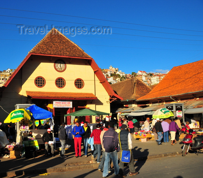 madagascar347: Antananarivo / Tananarive / Tana - Analamanga region, Madagascar: Analakely Market - red roofed pavilions - place du Zoma - photo by M.Torres - (c) Travel-Images.com - Stock Photography agency - Image Bank