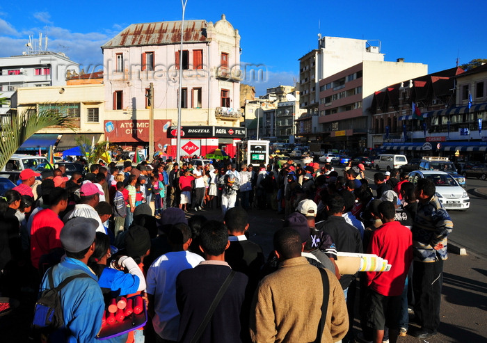 madagascar350: Antananarivo / Tananarive / Tana - Analamanga region, Madagascar: crowd and performer - Independence avenue and start of Ave 26 Juin 1960 - araben’ny Fahaleovantena - Analakely - photo by M.Torres - (c) Travel-Images.com - Stock Photography agency - Image Bank