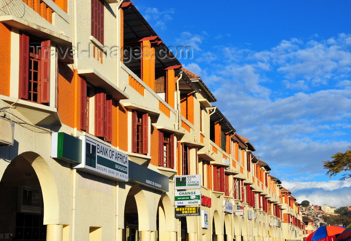 madagascar351: Antananarivo / Tananarive / Tana - Analamanga region, Madagascar: Independence avenue - arcades by architect M. de Cantalou - araben’ny Fahaleovantena - Analakely - photo by M.Torres - (c) Travel-Images.com - Stock Photography agency - Image Bank