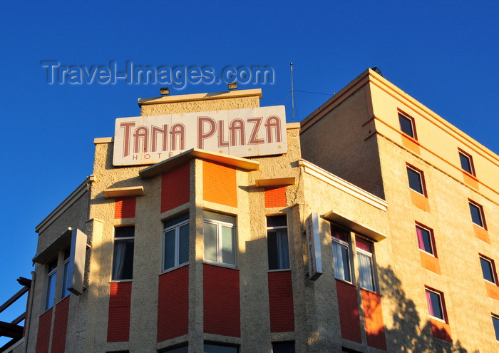 madagascar352: Antananarivo / Tananarive / Tana - Analamanga region, Madagascar: Independence avenue - Tana Plaza hotel - araben’ny Fahaleovantena - Analakely - photo by M.Torres - (c) Travel-Images.com - Stock Photography agency - Image Bank