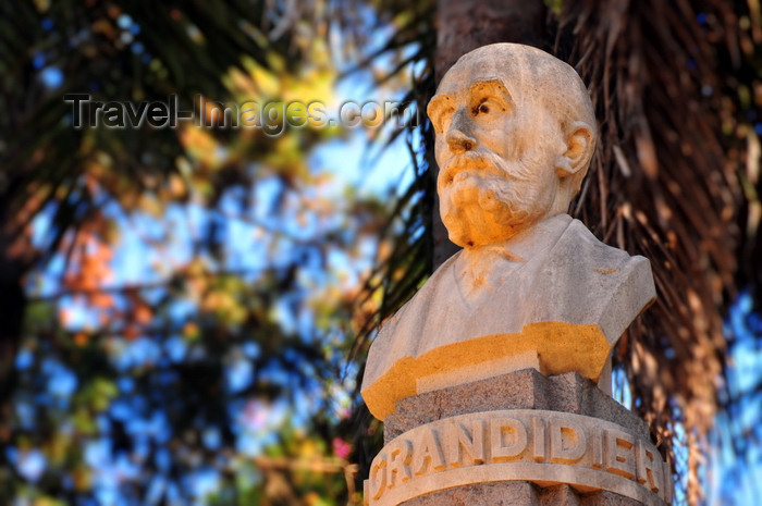 madagascar359: Antananarivo / Tananarive / Tana - Analamanga region, Madagascar: Parc botanique et Zoologique de Tsimbazaza, Rue Fernand Kasanga - bust of naturalist and explorer Alfred Grandidier - monument by the Academie des Science d'Outre-Mer de Paris - photo by M.Torres - (c) Travel-Images.com - Stock Photography agency - Image Bank