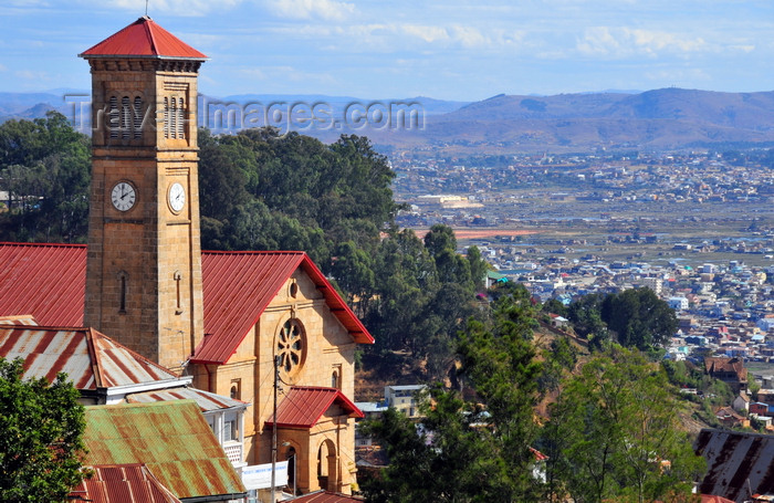 madagascar373: Antananarivo / Tananarive / Tana - Analamanga region, Madagascar: upper city - church on the cliff edge - overhanging the Mahamasina - FJKM Ambonin´Ampamarinana church, built in memory of Christian martyrs hanged in 1849 - Temple protestant d’Ampamarinana - photo by M.Torres - (c) Travel-Images.com - Stock Photography agency - Image Bank