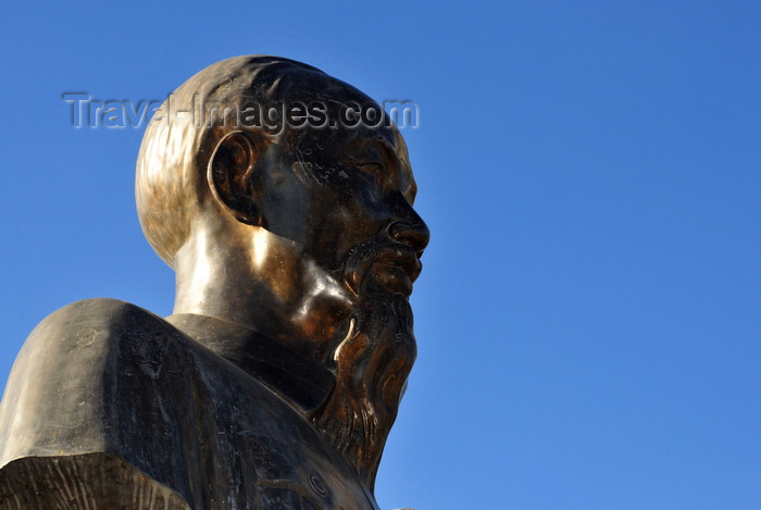 madagascar392: Antananarivo / Tananarive / Tana - Analamanga region, Madagascar: bust of the Vietnamese leader Ho Chi Mihn - Place Ho Chi Minh, Ampefiloha - photo by M.Torres - (c) Travel-Images.com - Stock Photography agency - Image Bank