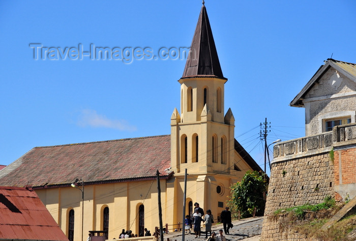 madagascar412: Antananarivo / Tananarive / Tana - Analamanga region, Madagascar: FJKM protestant church - people leaving mass - high city - Fiangonan'i Jesoa Kristy eto Madagasikara - photo by M.Torres - (c) Travel-Images.com - Stock Photography agency - Image Bank