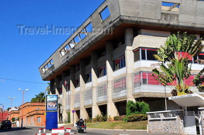 madagascar423: Antananarivo / Tananarive / Tana - Analamanga region, Madagascar: Madagascar national bank and presidential palace - Rue de France - photo by M.Torres - (c) Travel-Images.com - Stock Photography agency - Image Bank