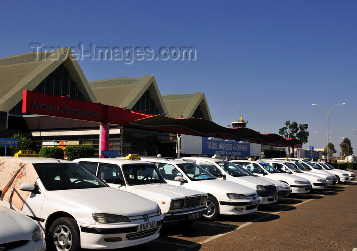 madagascar425: Antananarivo / Tananarive / Tana - Analamanga region, Madagascar: terminal at Ivato International Airport - operated by ADEMA - IATA TNR - line of taxis - photo by M.Torres - (c) Travel-Images.com - Stock Photography agency - Image Bank