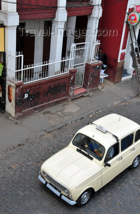 madagascar427: Antananarivo / Tananarive / Tana - Analamanga region, Madagascar: Renault 4 taxi - Rue Ramanantsoa - photo by M.Torres - (c) Travel-Images.com - Stock Photography agency - Image Bank