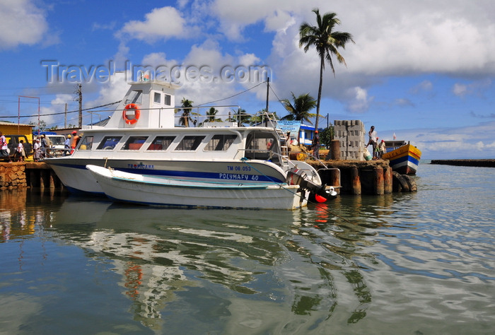 madagascar43: Ambodifotatra, Île Sainte Marie / Nosy Boraha, Analanjirofo region, Toamasina province, Madagascar: harbour scene - the Tropicana awaits passengers bound for the mainland - the area was once a pirates' lair - photo by M.Torres - (c) Travel-Images.com - Stock Photography agency - Image Bank