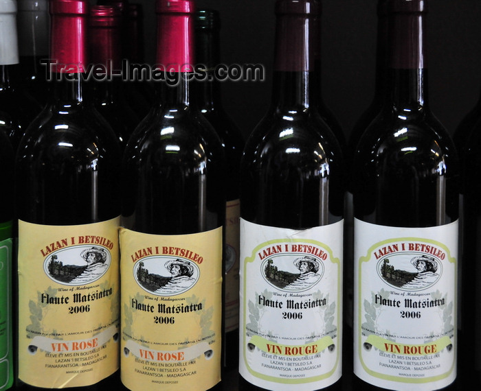 madagascar431: Antananarivo / Tananarive / Tana - Analamanga region, Madagascar: Malagasy wine - red and rose - Lazan i Betsileo - Flaute Matsiatra - photo by M.Torres - (c) Travel-Images.com - Stock Photography agency - Image Bank