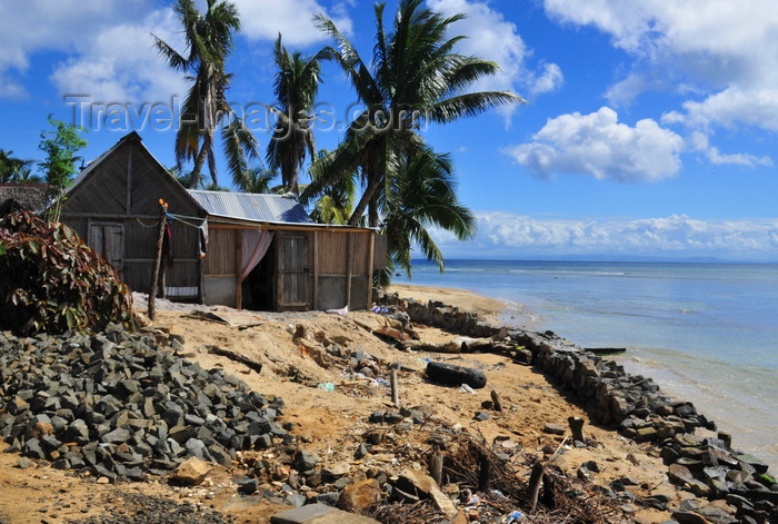 madagascar44: Belle-Vue, Île Sainte Marie / Nosy Boraha, Analanjirofo region, Toamasina province, Madagascar: wooden cottage by the beach - photo by M.Torres - (c) Travel-Images.com - Stock Photography agency - Image Bank