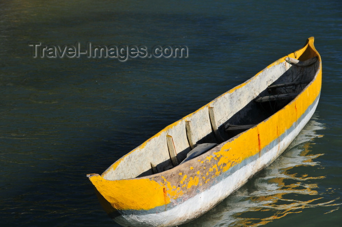 madagascar61: Vohilava, Île Sainte Marie / Nosy Boraha, Analanjirofo region, Toamasina province, Madagascar: yellow and white canoe rests on the quiet and warm waters of the Indian Ocean - photo by M.Torres - (c) Travel-Images.com - Stock Photography agency - Image Bank