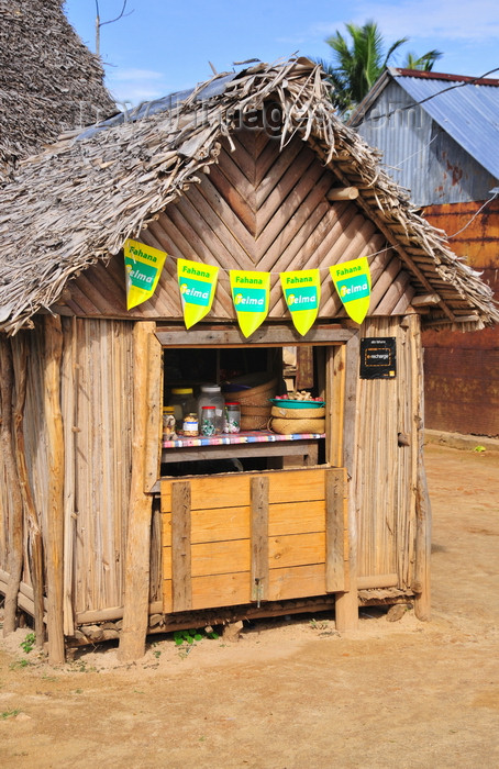 madagascar71: Vohilava, Île Sainte Marie / Nosy Boraha, Analanjirofo region, Toamasina province, Madagascar: the local general store - wooden hut - photo by M.Torres - (c) Travel-Images.com - Stock Photography agency - Image Bank