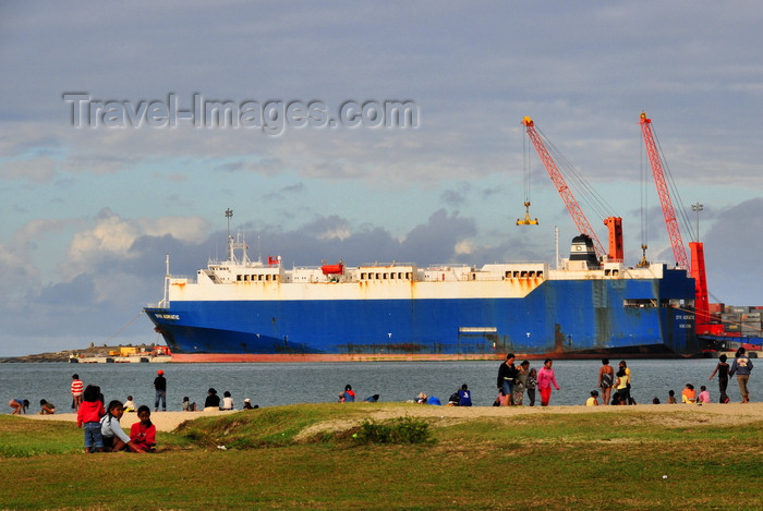 madagascar79: Toamasina / Tamatave, Madagascar: blvd Ratsimilaho and the port - M.V. Dyvi Adriatic vehicle carrier, IMO 8519710 - photo by M.Torres - (c) Travel-Images.com - Stock Photography agency - Image Bank