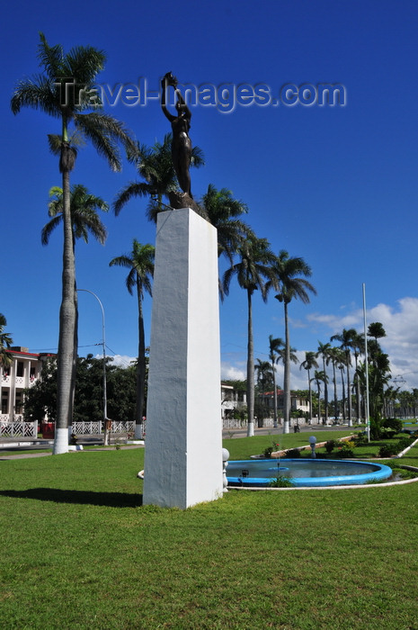 madagascar88: Toamasina / Tamatave, Madagascar: monument on Independence avenue - Araben'ny Fahaleovantena blvd - photo by M.Torres - (c) Travel-Images.com - Stock Photography agency - Image Bank