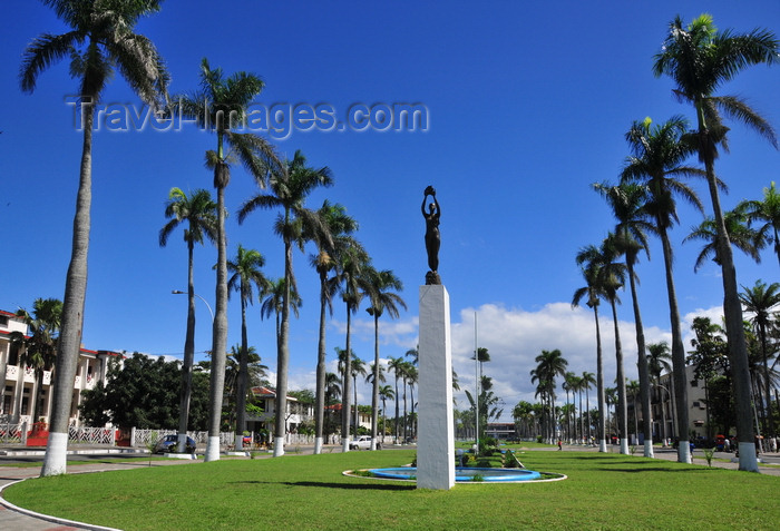 madagascar91: Toamasina / Tamatave, Madagascar: monument on Independence avenue - looking west - Araben'ny Fahaleovantena blvd - photo by M.Torres - (c) Travel-Images.com - Stock Photography agency - Image Bank