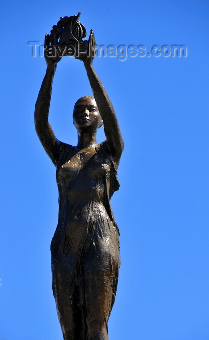 madagascar92: Toamasina / Tamatave, Madagascar: monument on Idependence avenue - woman holding a vessel - the city has a long tradition in sea trade - Araben'ny Fahaleovantena blvd - photo by M.Torres - (c) Travel-Images.com - Stock Photography agency - Image Bank