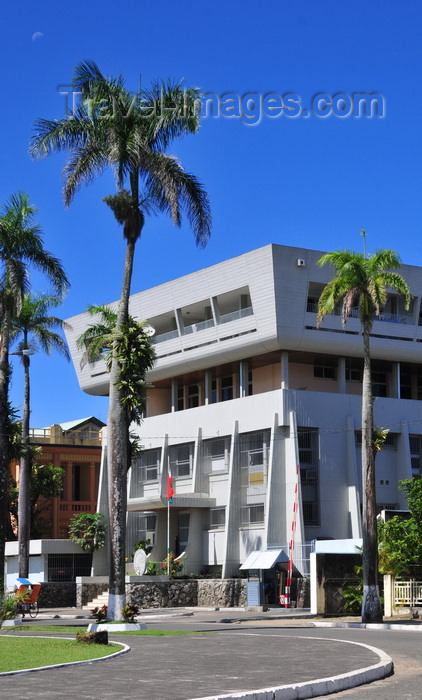 madagascar93: Toamasina / Tamatave, Madagascar: modern architecture of Banky Foiben'i Madagasikara - Avenue de l’Indépendance - photo by M.Torres - (c) Travel-Images.com - Stock Photography agency - Image Bank