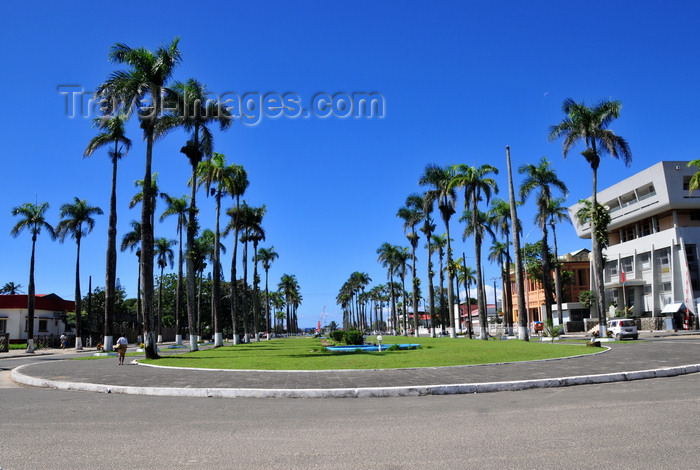 madagascar95: Toamasina / Tamatave, Madagascar: the palm lined Independence avenue, formerly Poincaré avenue, built after the 1927 hurricane - Araben'ny Fahaleovantena blvd - photo by M.Torres - (c) Travel-Images.com - Stock Photography agency - Image Bank