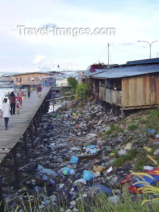 mal122: Malaysia - Sabah (Borneo): Semporna: footbridge with a view and an aroma - photo by Ben Jackson - (c) Travel-Images.com - Stock Photography agency - Image Bank