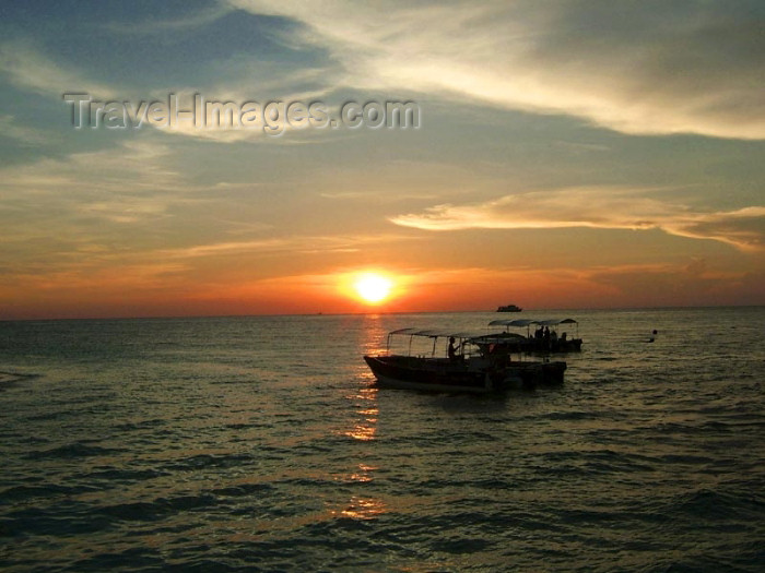 mal131: Malaysia - Sabah  (Borneo) - Sipidan island: boats at sunset (photo by Ben Jackson) - (c) Travel-Images.com - Stock Photography agency - Image Bank