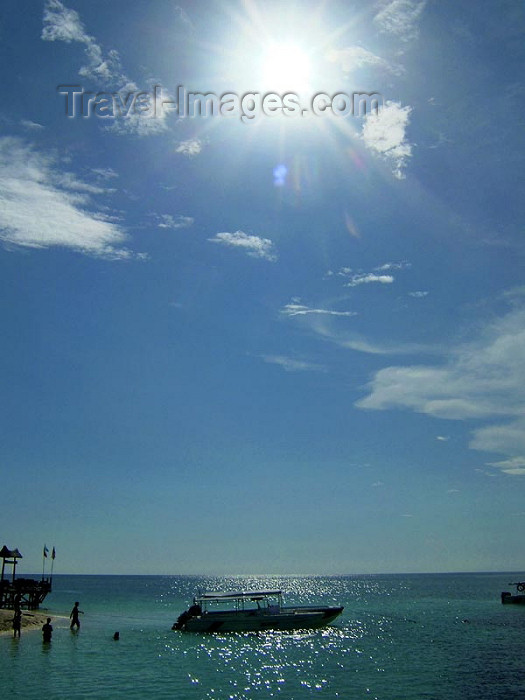 mal133: Malaysia - Sabah  (Borneo) - Sipidan island: against the sun (photo by Ben Jackson) - (c) Travel-Images.com - Stock Photography agency - Image Bank