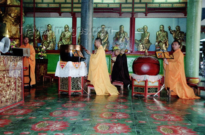 mal141: Malaysia - George Town - Penang / Pinang / Prince of Wales island / PEN: Buddhist monks pray (photo by J.Kaman) - (c) Travel-Images.com - Stock Photography agency - Image Bank