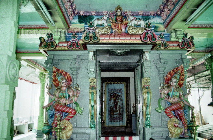 mal143: Malaysia - George Town - Penang / Pinang / Prince of Wales island / PEN: lobby of a Hindu temple (photo by J.Kaman) - (c) Travel-Images.com - Stock Photography agency - Image Bank