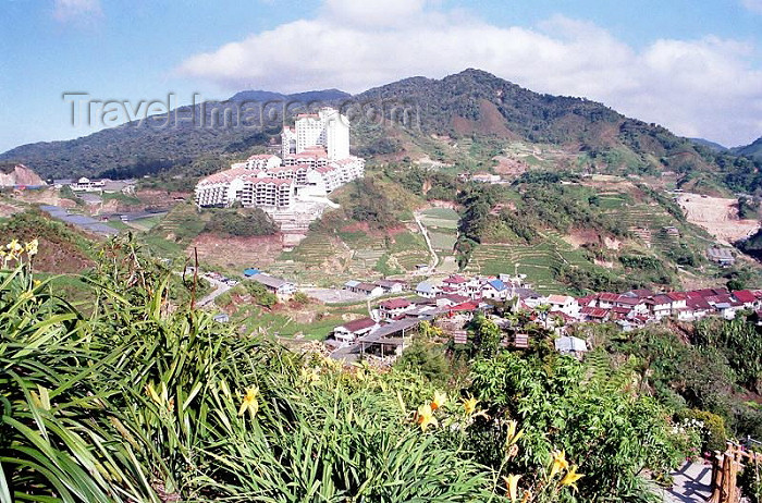 mal151: Malaysia - Cameroon Highlands, Pahang:  the city moves closer (photo by J.Kaman) - (c) Travel-Images.com - Stock Photography agency - Image Bank