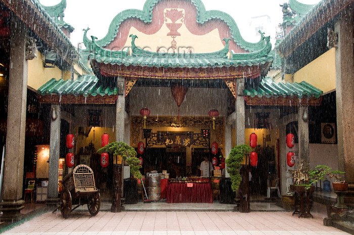 mal155: Kuala Lumpur, Malaysia: courtyard of Chan She Shu Yuen Temple in rain - photo by J.Pemberton - (c) Travel-Images.com - Stock Photography agency - Image Bank