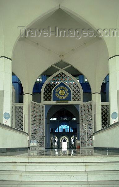 mal157: Malaysia - Shah Alam (Selangor): Sultan Salahudin Abdul Aziz Mosque - entrance (photo by J.Kaman) - (c) Travel-Images.com - Stock Photography agency - Image Bank