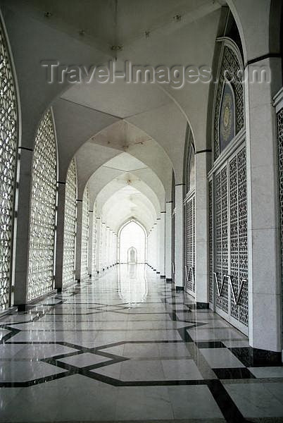mal158: Malaysia - Shah Alam (Selangor): Sultan Salahudin Abdul Aziz Mosque - gallery (photo by J.Kaman) - (c) Travel-Images.com - Stock Photography agency - Image Bank