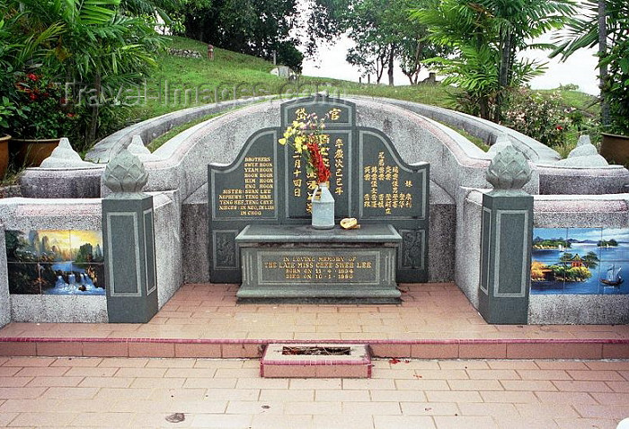 mal164: Malaysia - Malacca / Melaka: tomb - Chinese cemetery - Bukit China (photo by J.Kaman) - (c) Travel-Images.com - Stock Photography agency - Image Bank