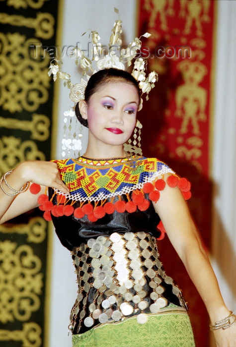 mal18: Malaysia - Sarawak (Borneo) - Sarawak Cultural Village: Dayak / Iban dancer (photo by Rod Eime) - (c) Travel-Images.com - Stock Photography agency - Image Bank