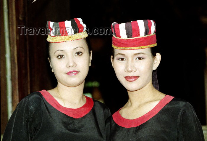 mal26: Malaysia - Sarawak (Borneo) - Sarawak Cultural Village: girls with eyes for all tastes (photo by Rod Eime) - (c) Travel-Images.com - Stock Photography agency - Image Bank