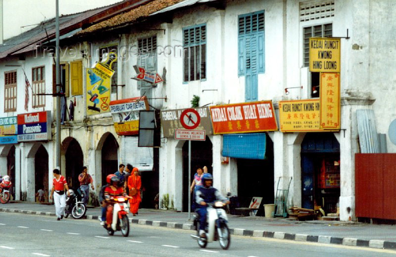 mal3: Malaysia - Johor Bahru: Chinbatown - moving about - scooters (photo by M.Torres) - (c) Travel-Images.com - Stock Photography agency - Image Bank