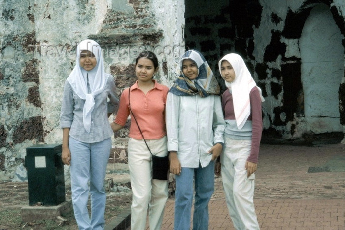 mal34: Malaysia - Malacca / Melaka: Malaysian girls (photo by J.Kaman) - (c) Travel-Images.com - Stock Photography agency - Image Bank